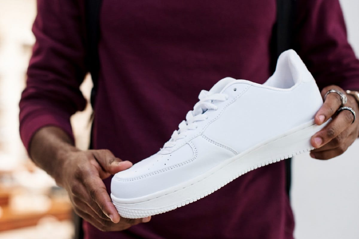 Découvrez l’ingrédient économique qui élimine toutes les taches sur vos baskets blanches