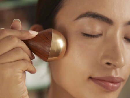Le kansa wand : l'arme secrète anti-âge qui surpasse le gua sha