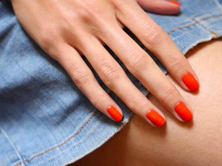 4 couleurs de vernis qui font durer votre bronzage après l'été