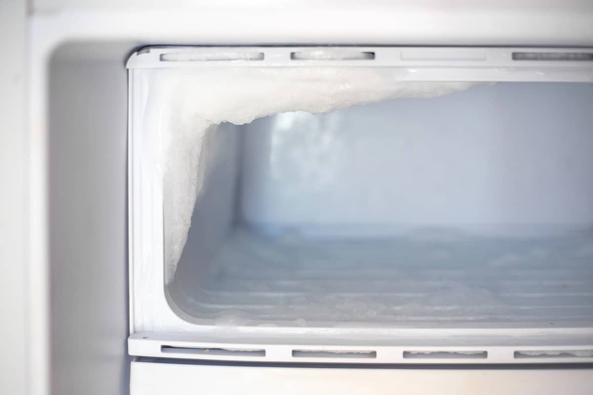 Congélateur : découvrez cette méthode surprenante pour déneiger votre appareil en un clin d’œil !