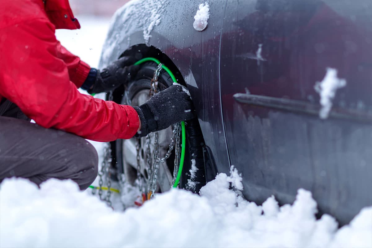 Fini les chaînes et les chaussettes : découvrez cette innovation révolutionnaire pour glisser sur la neige en un rien de temps !