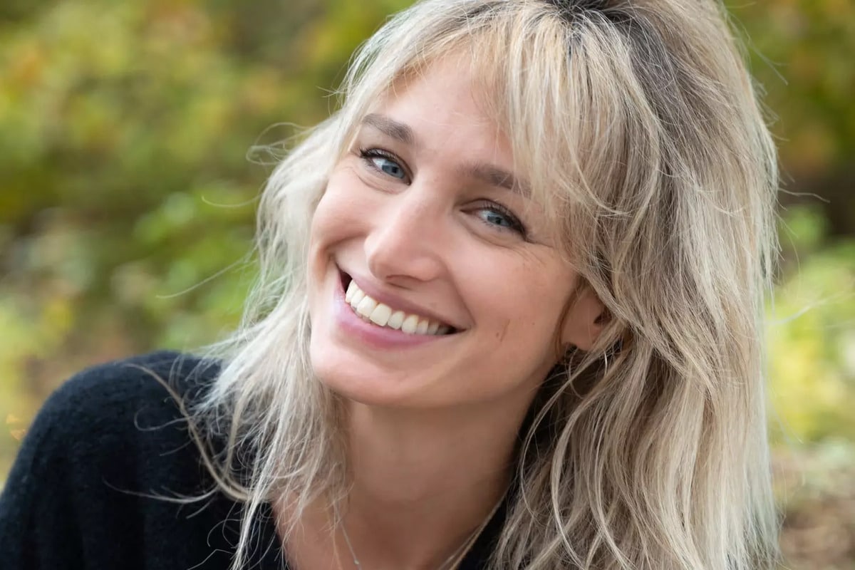 Pauline Lefèvre opte pour un nouveau look audacieux : des cheveux courts et bouclés qui font sensation