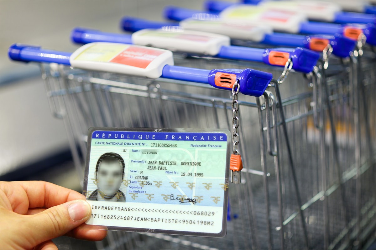Une nouvelle mesure dans une enseigne de grande distribution française : présentation d’une pièce d’identité requise pour obtenir un caddie