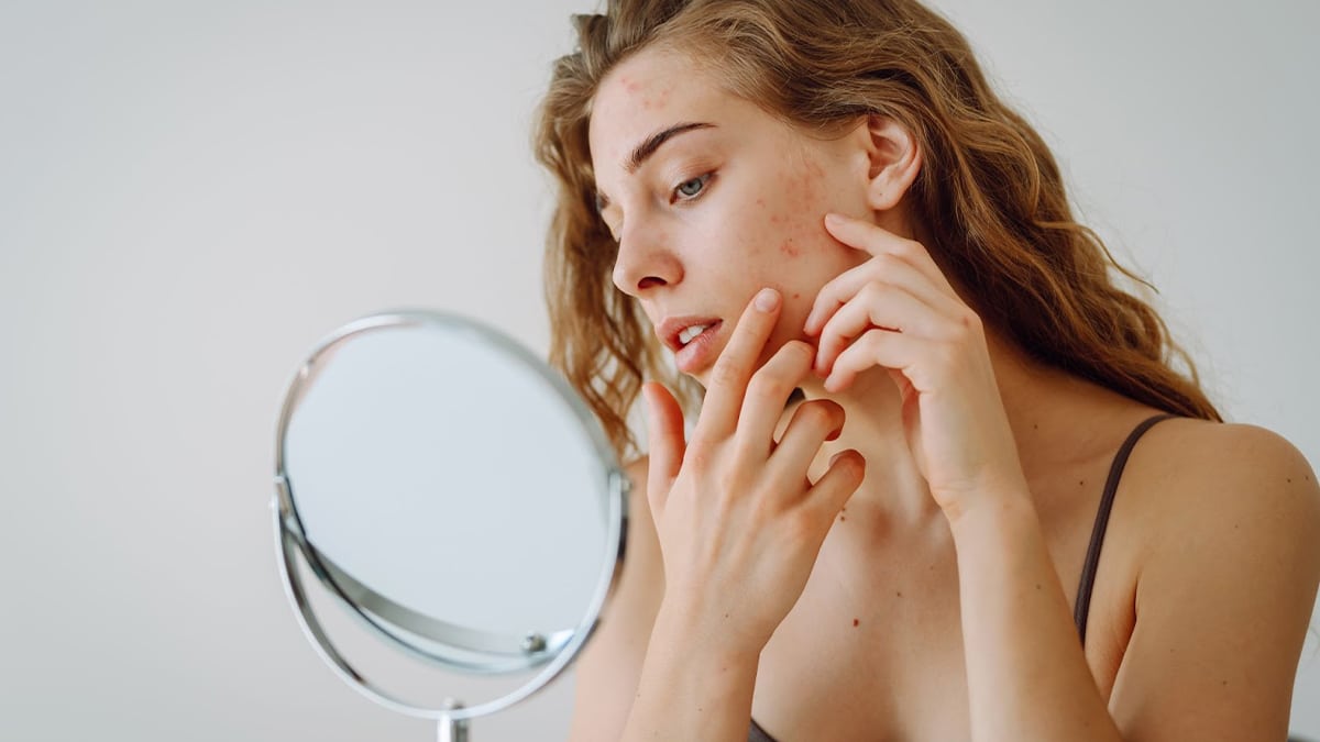 Beauté : ces gestes que font des millions de personnes sur leur peau laissent des traces indélébiles
